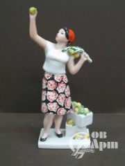 Скульптура "Урожай" ( Женщина, собирающая яблоки )